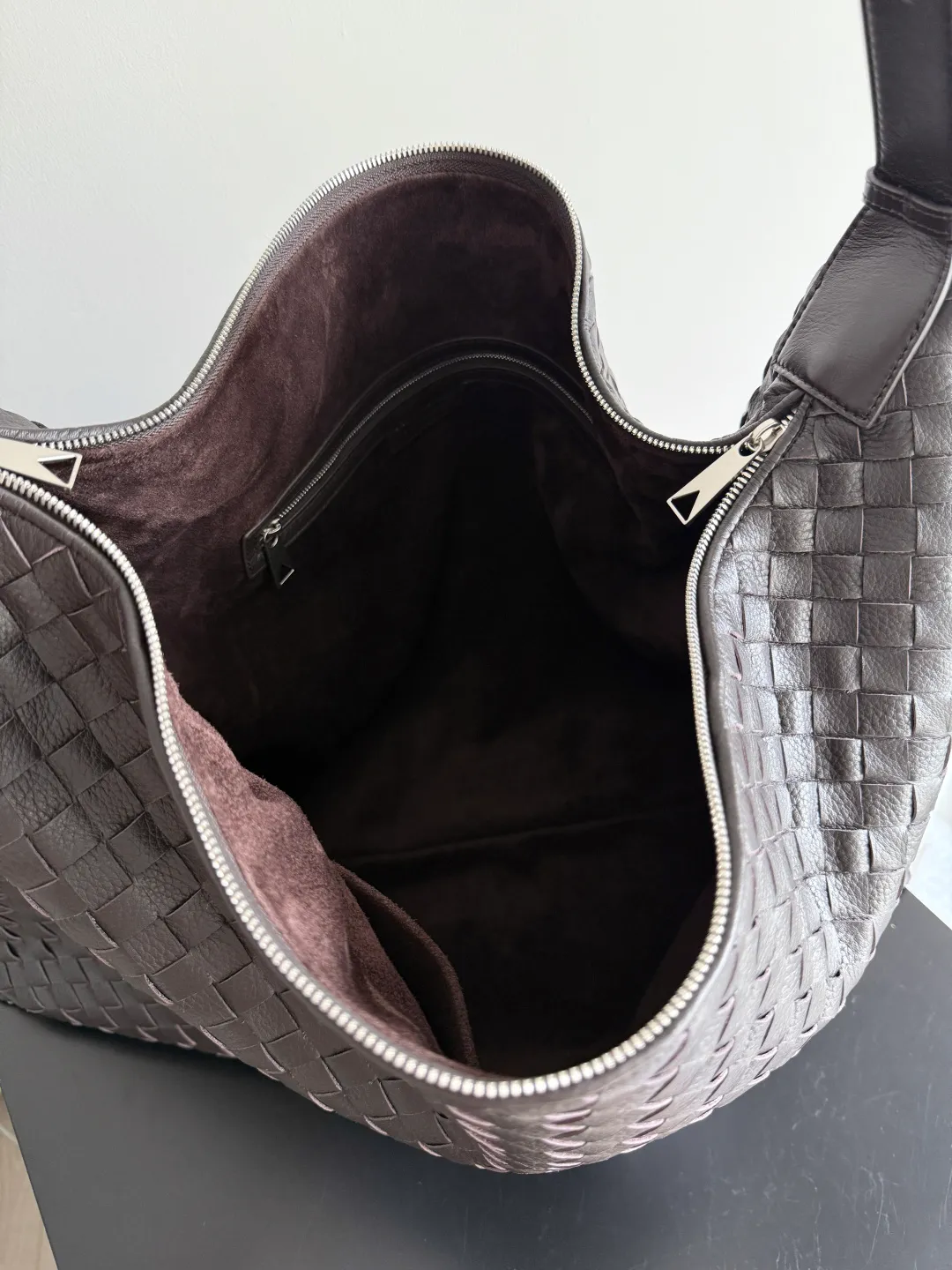 Batch 3280 BOTTEGA VENETA's new Traveler deerskin series is here! The travel season is coming soon, and I believe you must need a large-capacity and simple bag. This new Traveler is very in line with the current travel craze. The whole bag is designed with deerskin and is made of the highest quality leather. It feels tougher to the touch. The super large capacity is suitable for short trips. Traveling with friends and family does not require carrying heavy luggage. It is also very convenient for friends who often travel for work. You can carry two changes of clothes and a computer with you. It also comes with an adjustable shoulder strap to free your hands. Style number: 806976 Size: 58*46*10cm